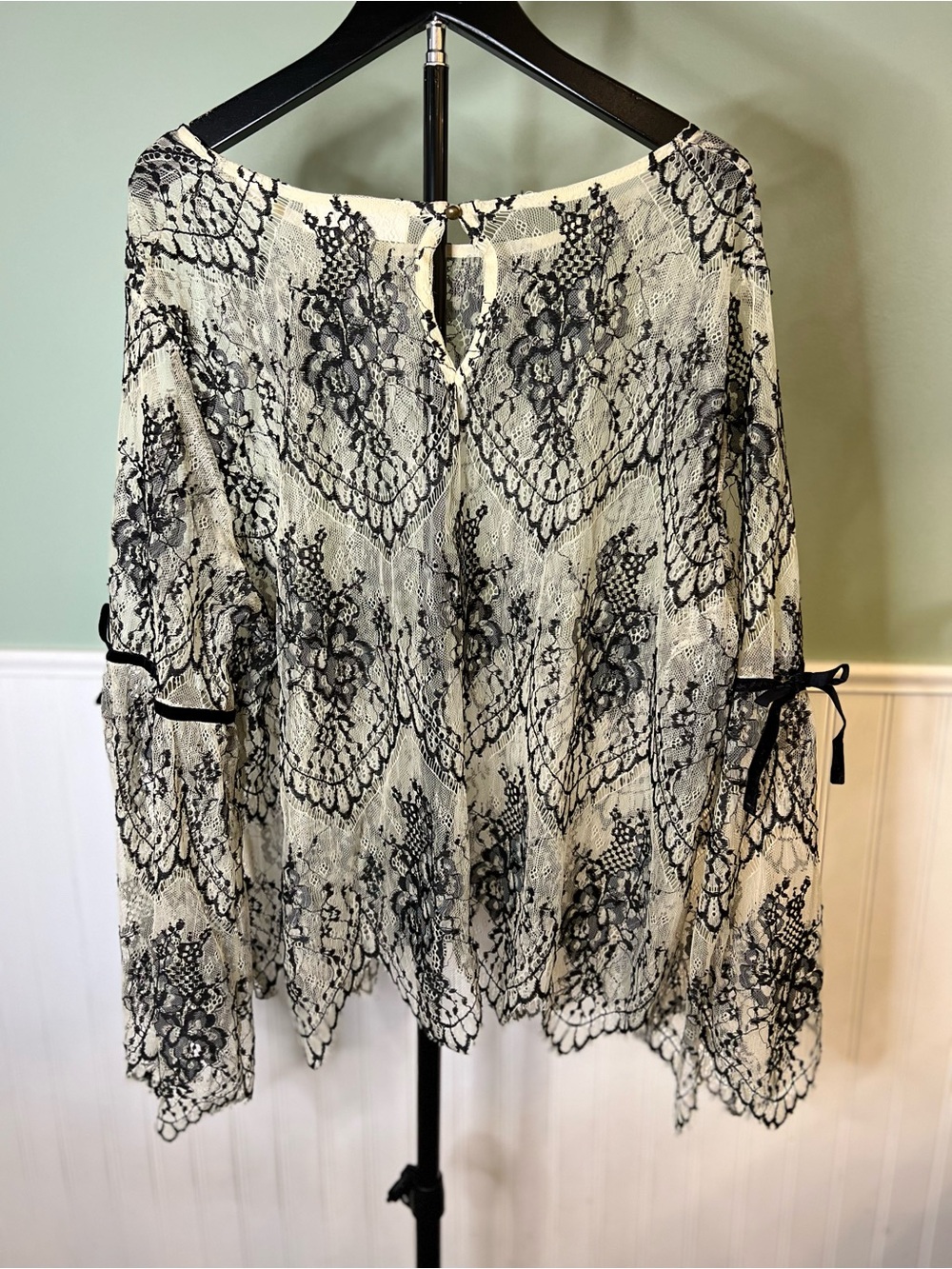 Altar’d State A Beautiful Soul Black & Cream Lace Blouse w/Ribbon Sleeve.Size 1X - Picture 2 of 9